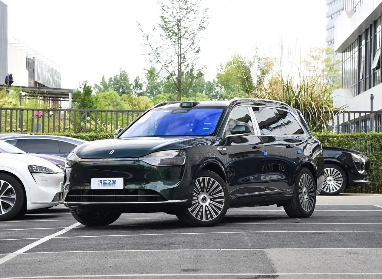 2025款问界M9实测观察：智驾与豪华的优势及场景化短板2025款问界M9作