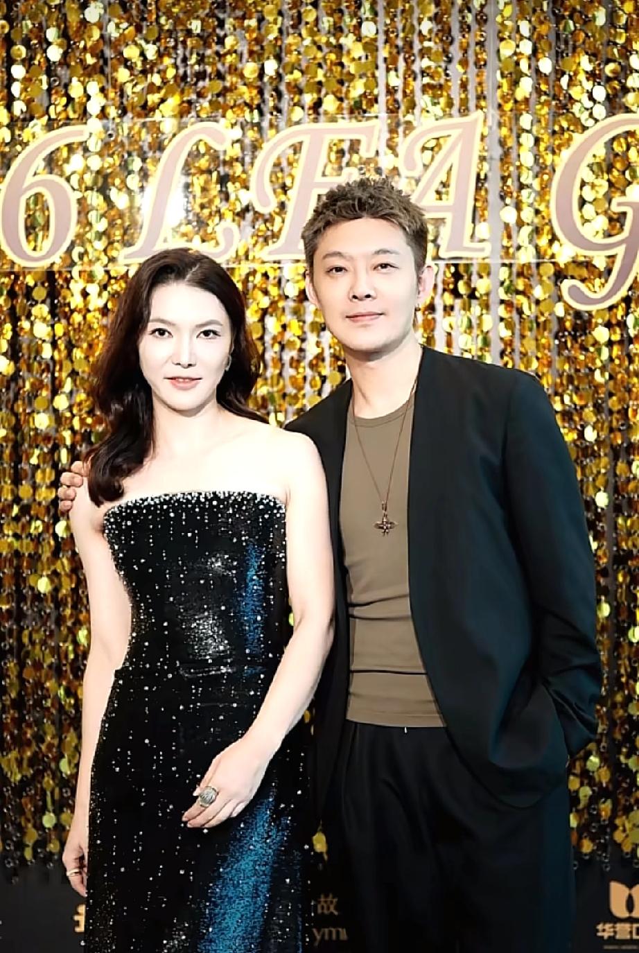 宝石老舅的老婆晒他们一家三口的合照，两人的儿子都12岁了，一头小卷发很有个性，眼