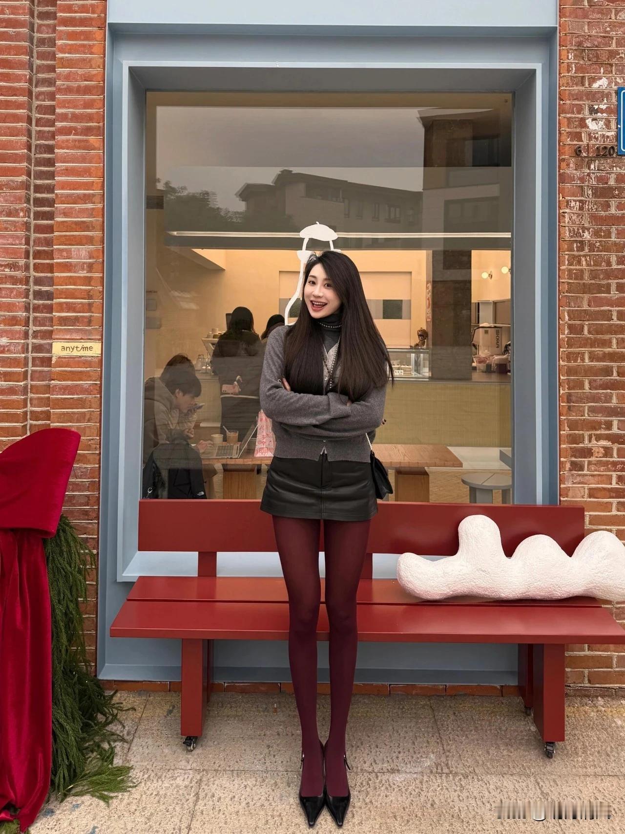 这抹酒红，让一身黑白灰都活了过来。衣柜里总少一件衣服？可能你只少了一双酒红色袜子