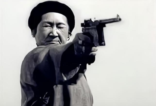 1950年夏天，沈阳万人空巷，一位老太太被五花大绑押上刑台，嘴里还咒骂着“谁敢杀