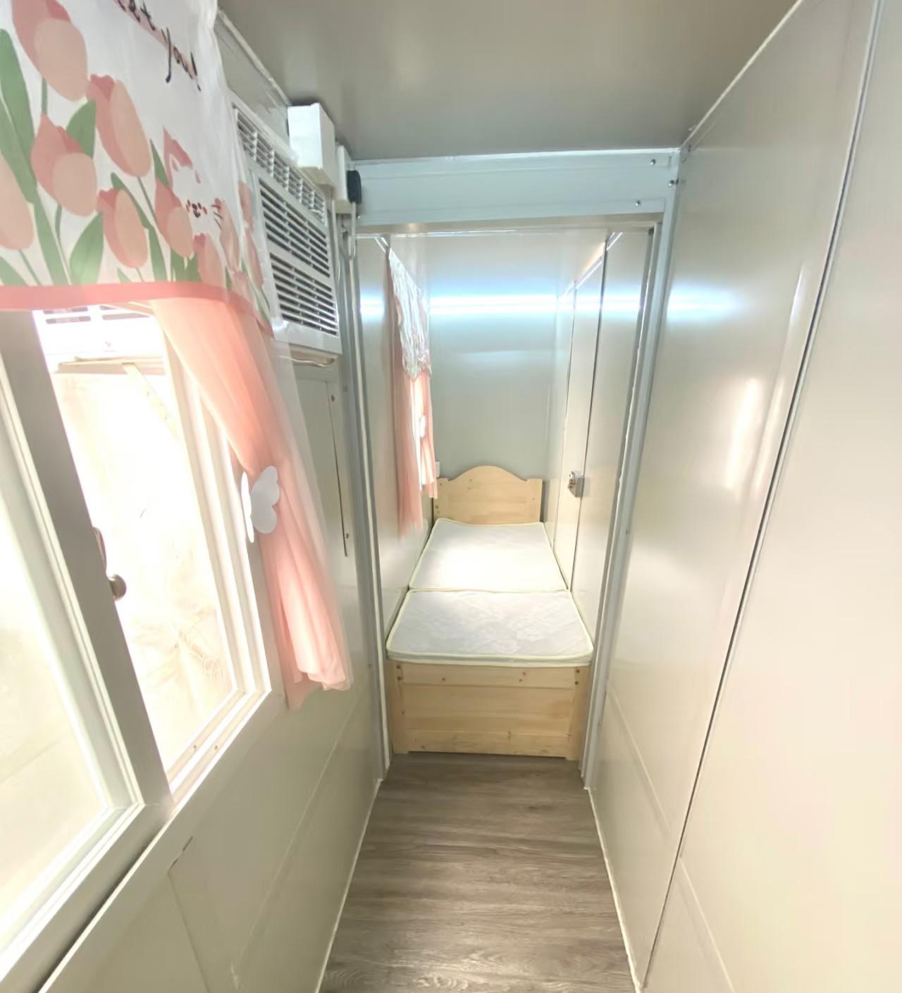 去了香港才知道，原来“走道房”租金居然要3500。这间房子位于元朗，靠近地铁口