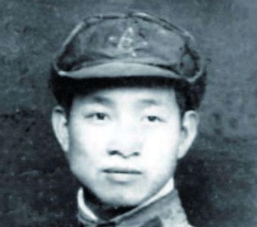 1937年，戴笠派出代号＂骷髅＂的双面间谍准备刺杀朱老总，杨奇清知道后，对旁边的