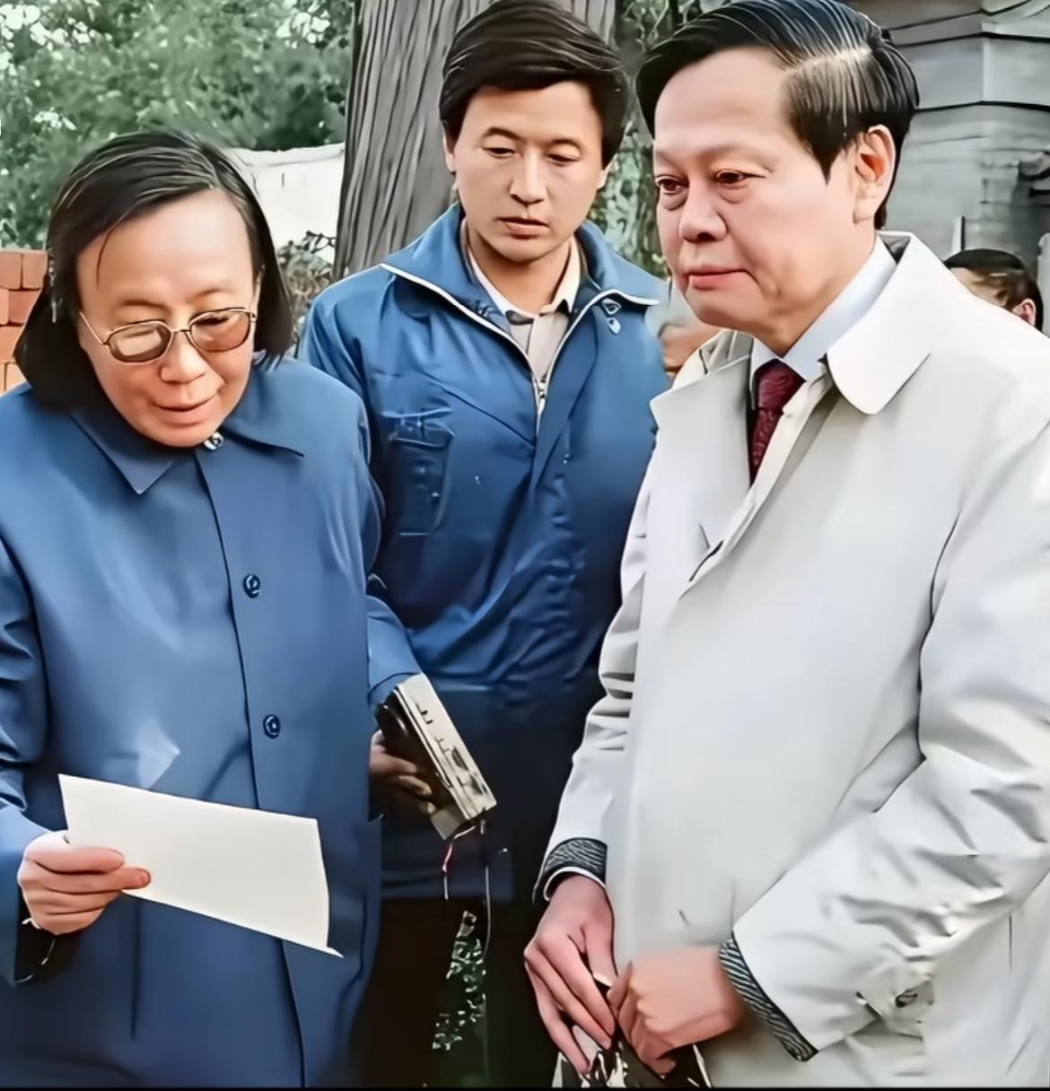 1987年10月23日，杨振宁专程来到八宝山公墓，凭吊已经逝世一年的邓稼先。身旁