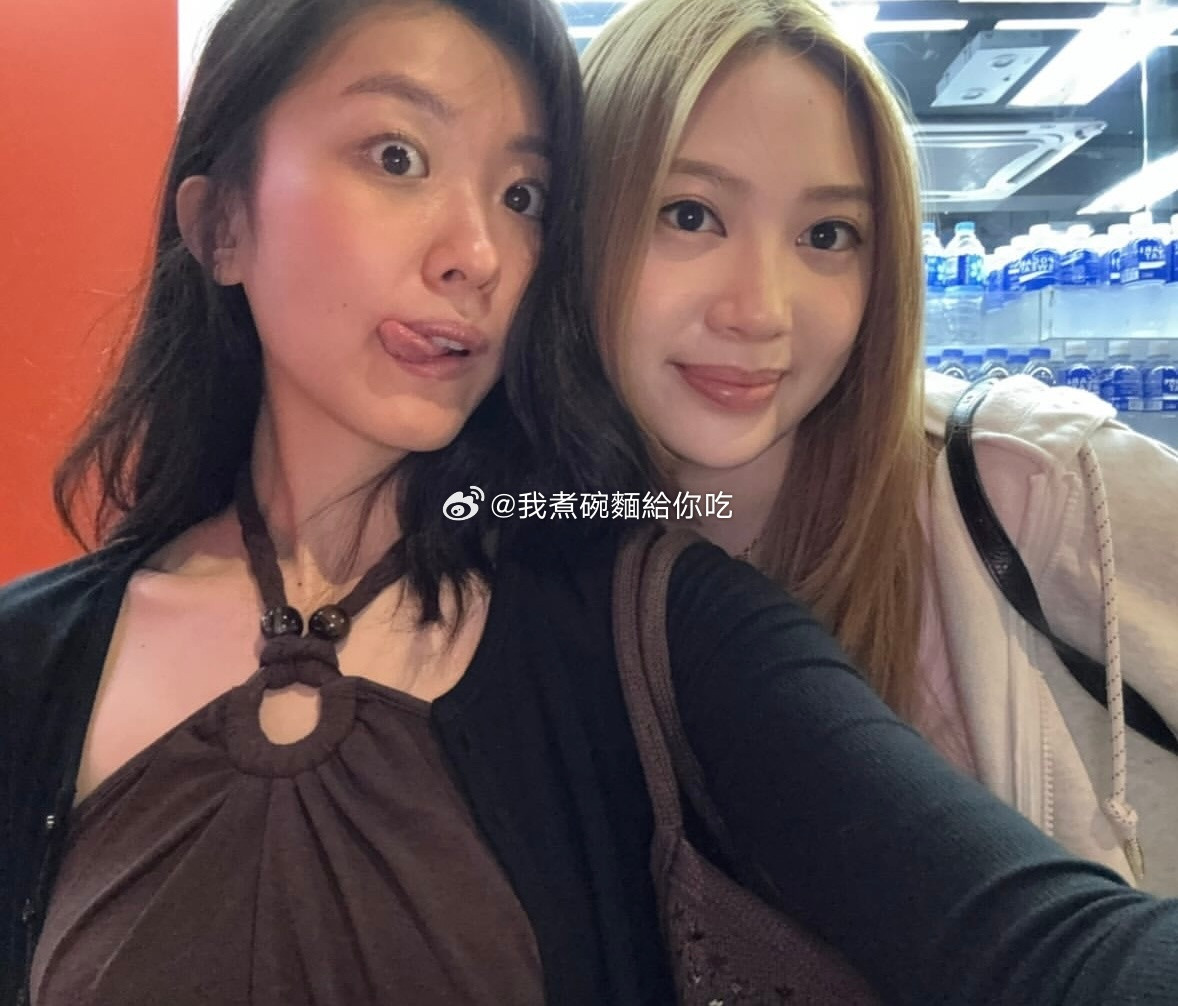 陈奕迅女儿和甄子丹女儿是好朋友👭陈康堤和甄济如自拍合照🤳​​​