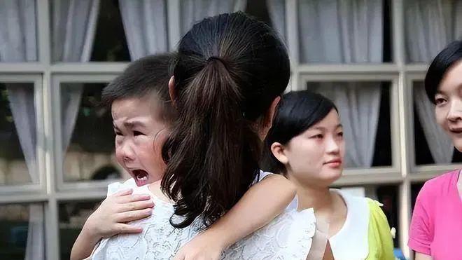 宝宝看到“某人”就号啕哭,老人可能不懂,但爸妈要心里有数