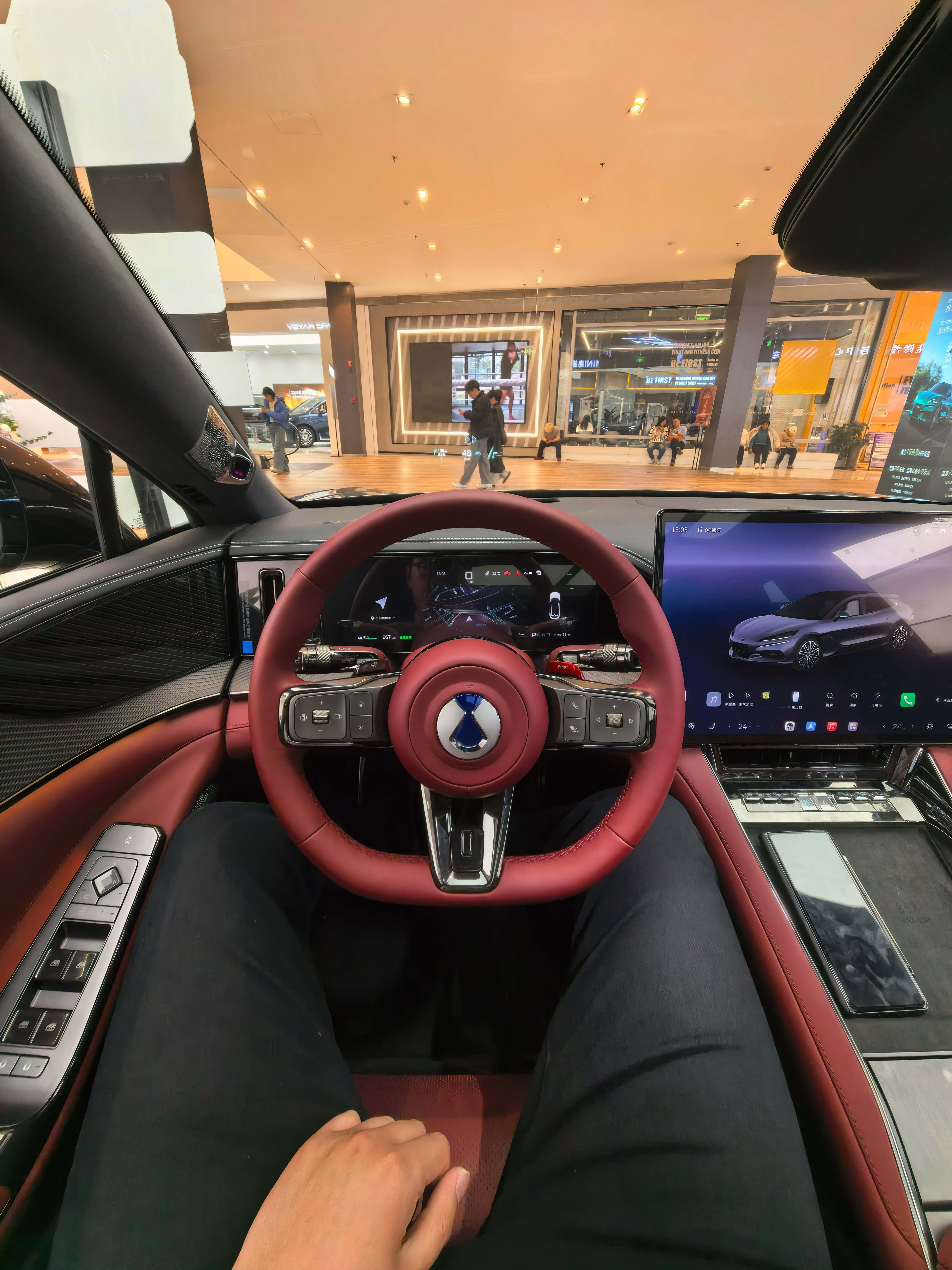 商场刚好有一台新款的Z9GT感受了一下细节确实比老款好很多设计感和内饰做工都不