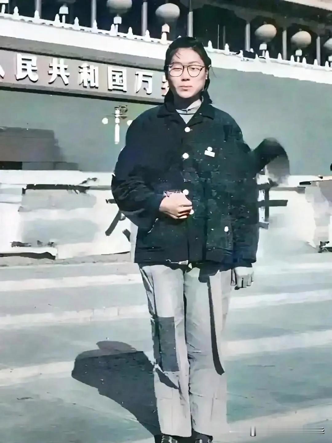 60年代天安门留影：裤腿打满补丁的女大学生这是60年代，一名女大学生在天安门