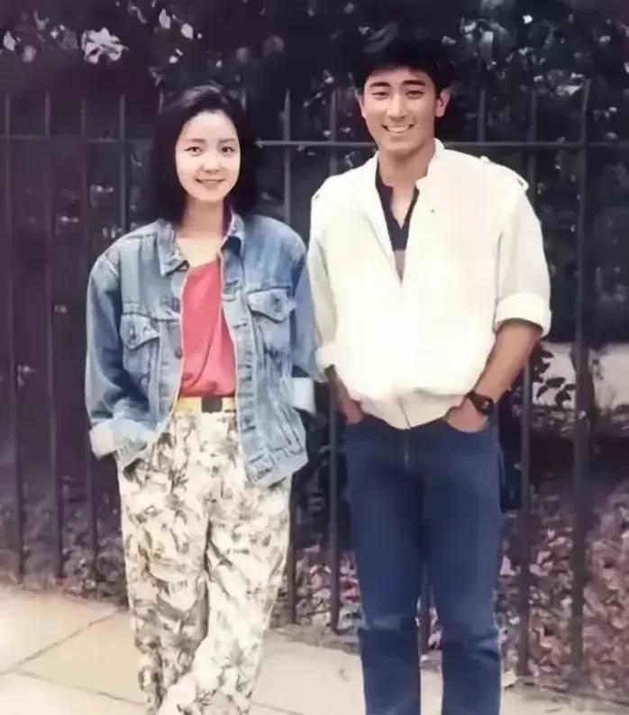 邓丽君年轻的时候，不仅歌声甜美，人长得也非常的甜美，她是真正歌声和长相达到了完美