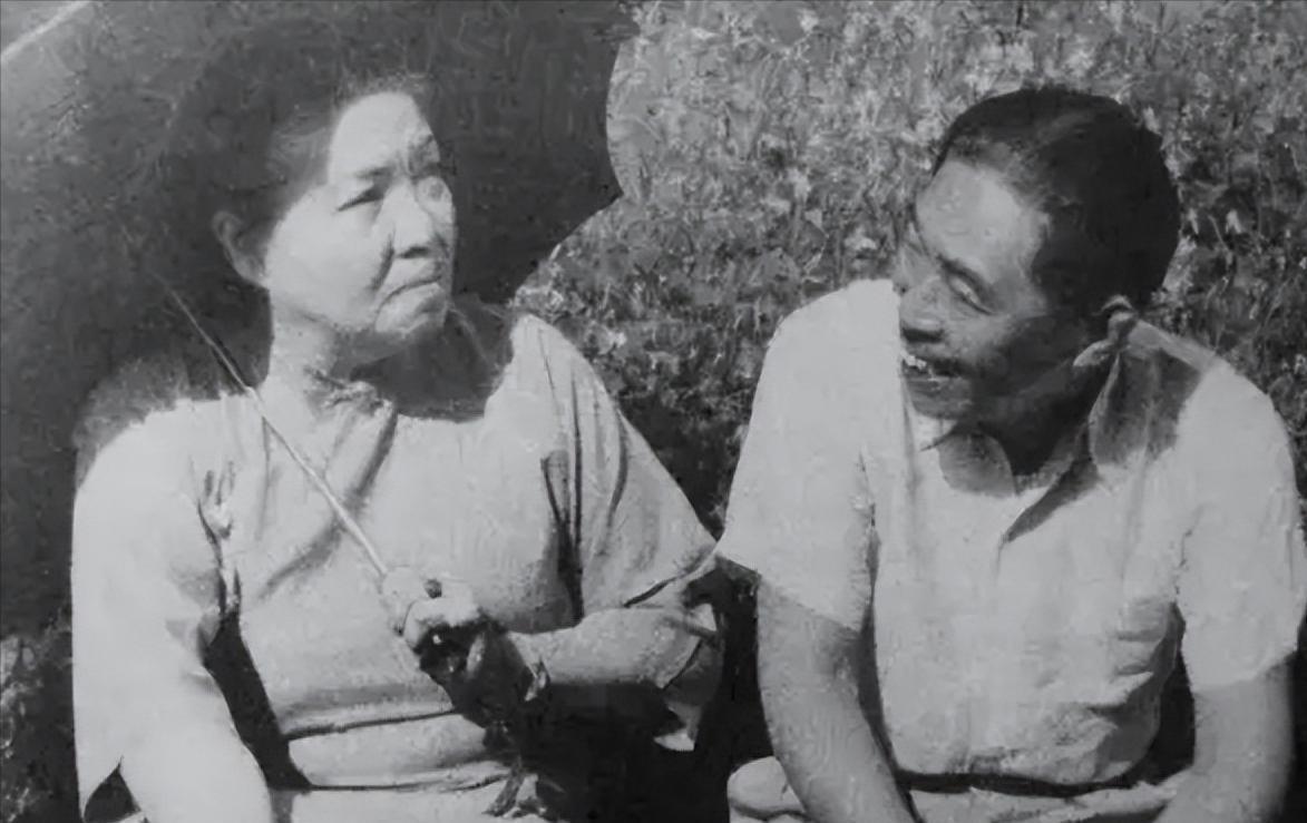 1928年，32岁的茅盾偷偷瞒着妻子和23岁的女学生秦德君同居。1年后，秦德君怀