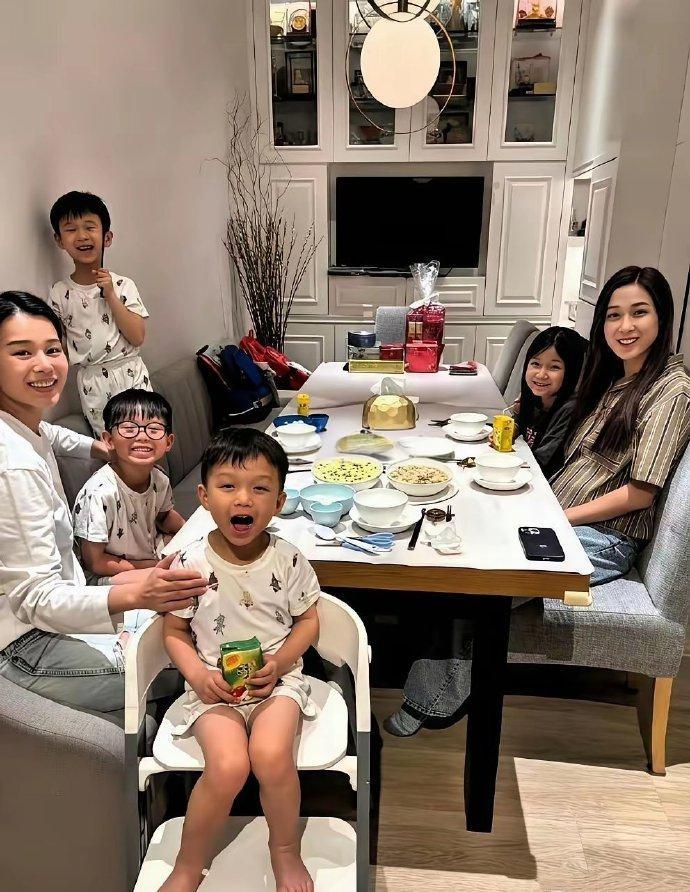 我要是胡杏儿，可不受这个罪看看他们家在香港的所谓豪宅，227平，跟内地很多明星
