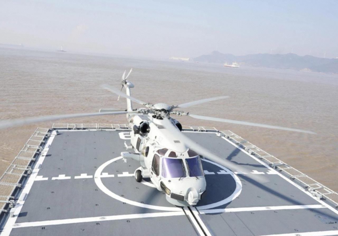 这应该是直20首次降落在054A系列护卫舰上。直-20F降落在新批次054A