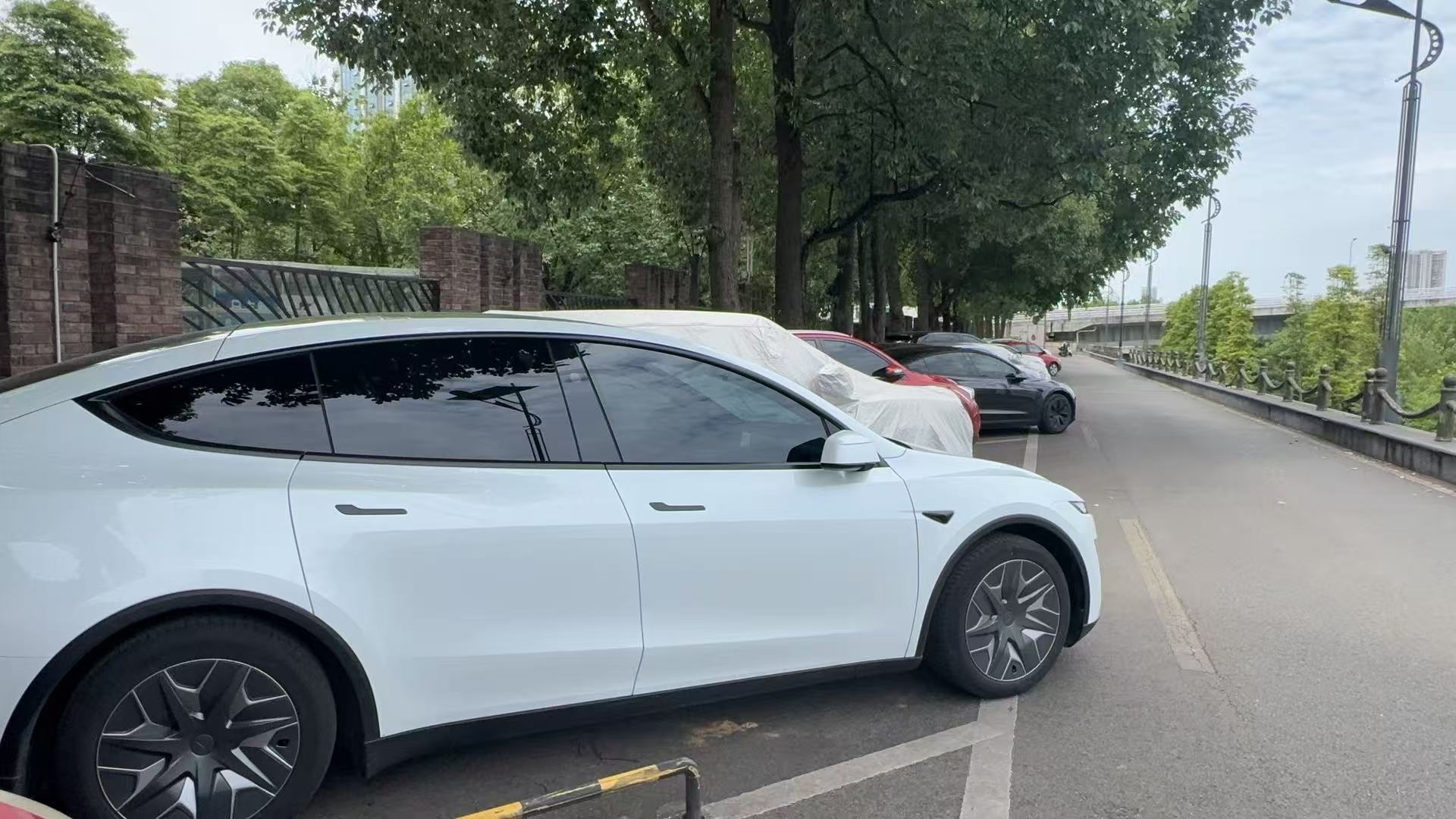 为啥大批宝马奔驰路虎车主集体换电车，7成人选特斯拉，原因太通透