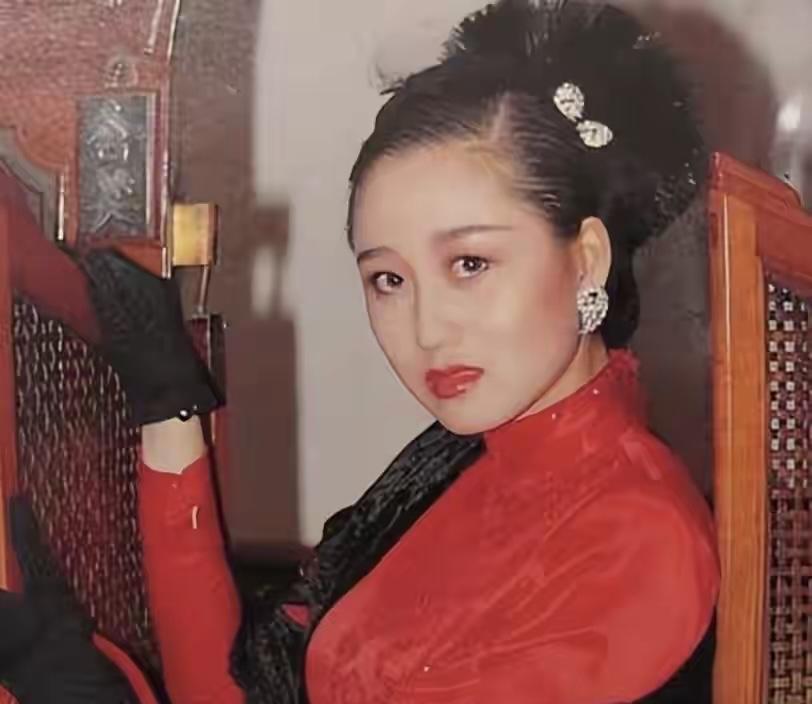 看利智的合影才懂，真感情从不是一时好感看利智和何鸿燊、李连杰的合影，谁是真心一