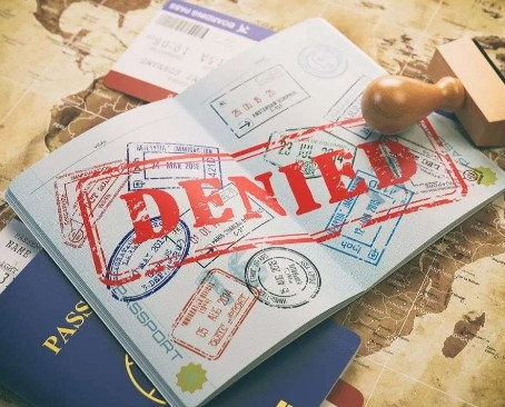 据外媒报道，一位年逾六旬的中国老人，近日在持合法旅游签证赴美探望子女的过程中，因