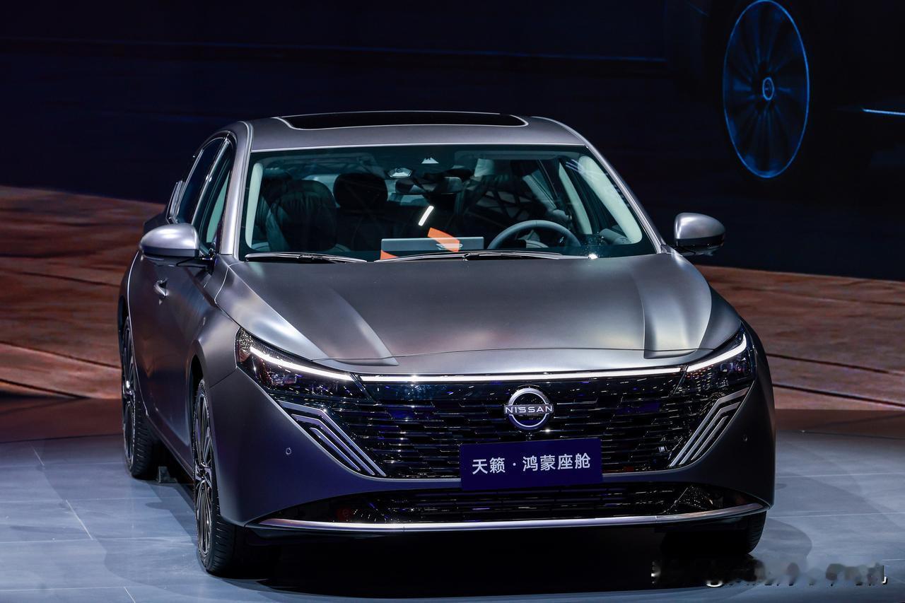 看看新势力把合资车企逼到什么地步了？日产天籁也装鸿蒙了！12.99万起还终身免