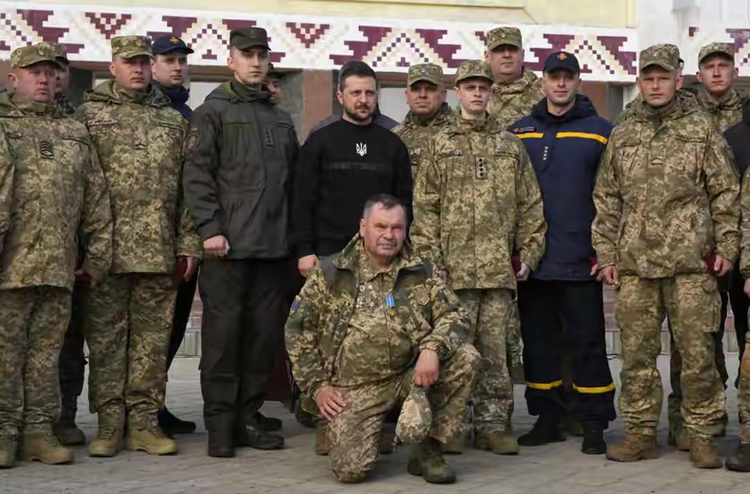 ​乌克兰红军城的战斗形势要比想象的严重很多。这时候俄军将其重重地包围，围得水泄不