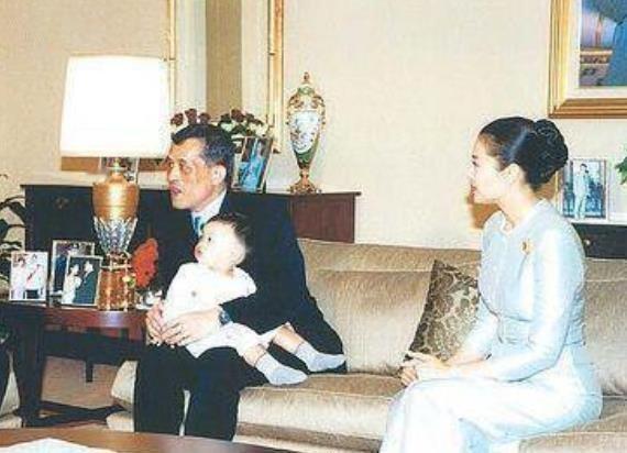 泰国王妃离婚引热议，权力婚姻现裂痕，隐藏利益链待揭开。前几天听说泰国王和前王妃