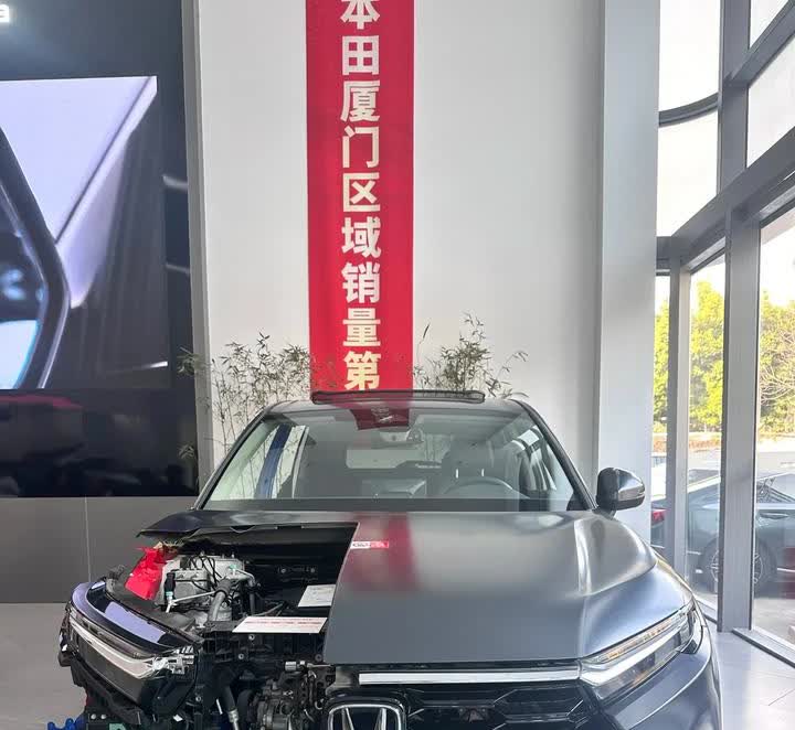 昨天来我们这边的本田4s店打算看下雅阁，一进门就开到展厅放着一台全新crv的梗剖