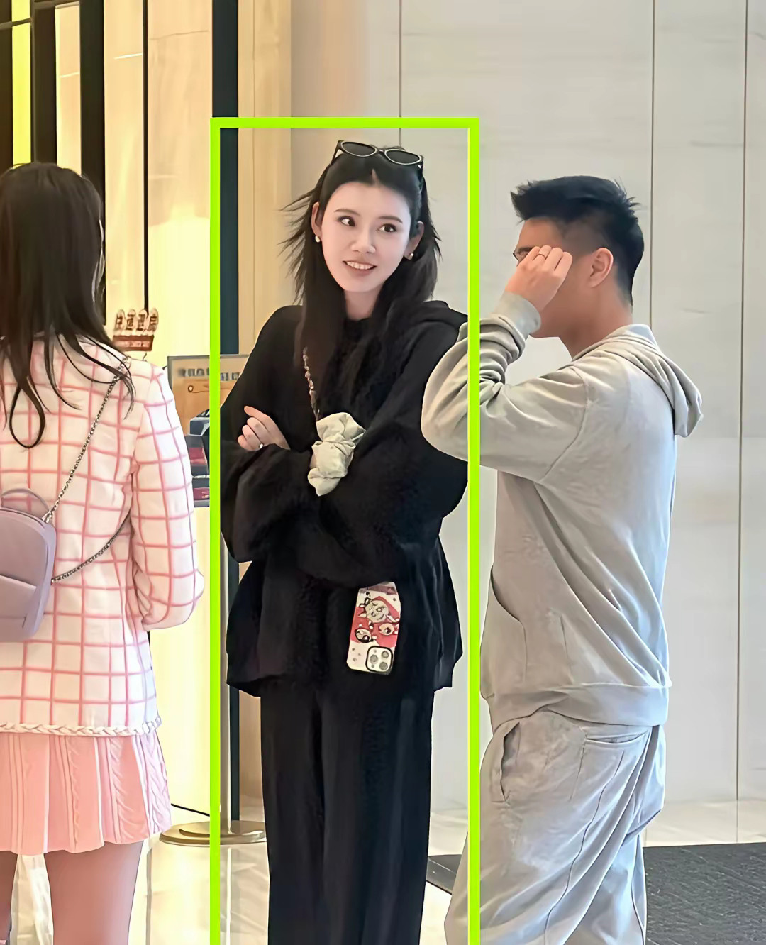 我妹妹亲眼见过奚梦瑶她说了一个大实话。说奚梦瑶根本不是电视上的那样。她在商场看见