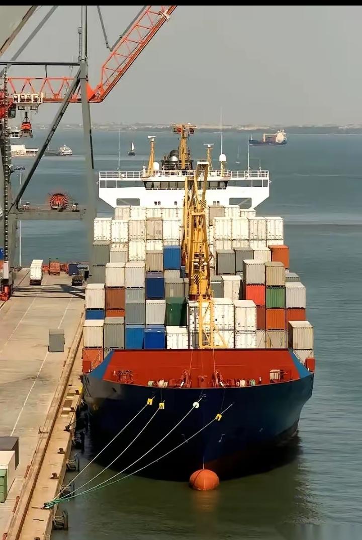 一艘挂着巴拿马旗的巨型货轮，缓缓驶向中国港口，海面风平浪静，没有任何异常情况。就
