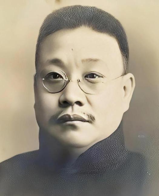 1904年长沙谭府，一根筷子落地惊动满堂。封建礼教下，连亲娘都要站着伺候全家人吃