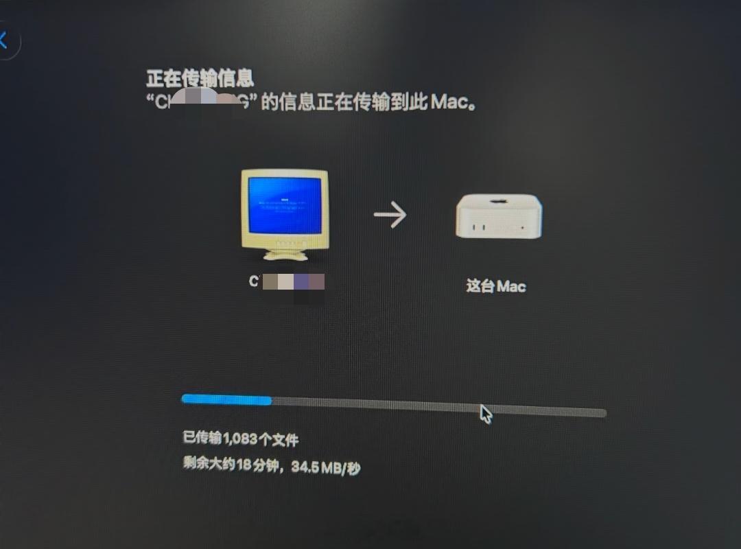苹果可真够坏的，把PC画成大头显示器，关键还是蓝屏报错界面​​​