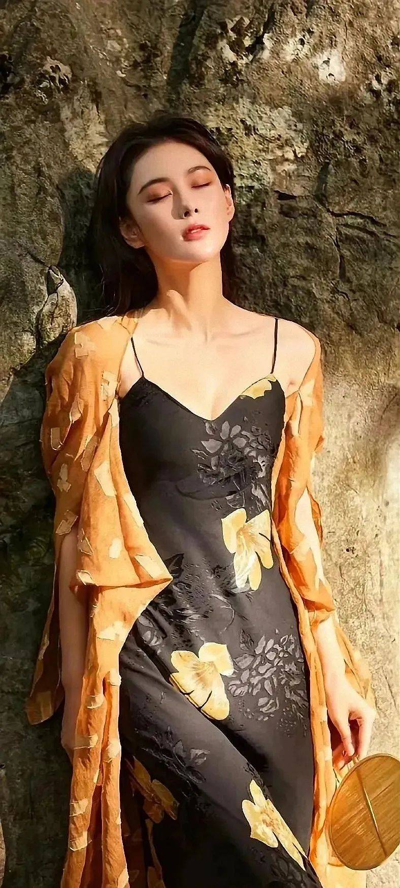 张馨予写真，温柔与优雅并存，这才是绝美女神