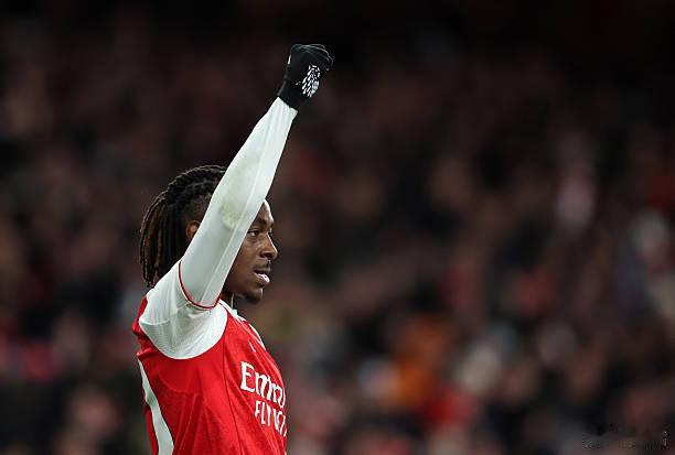 虽然不是“完美帽子戏法”，缺一个头球，但毕竟也是一个帽子戏法。艾泽加盟阿森纳后的