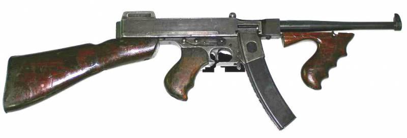 国内早期改造的冲锋枪美国汤普森冲锋枪与PPS-43弹匣（右侧），使用7,62x