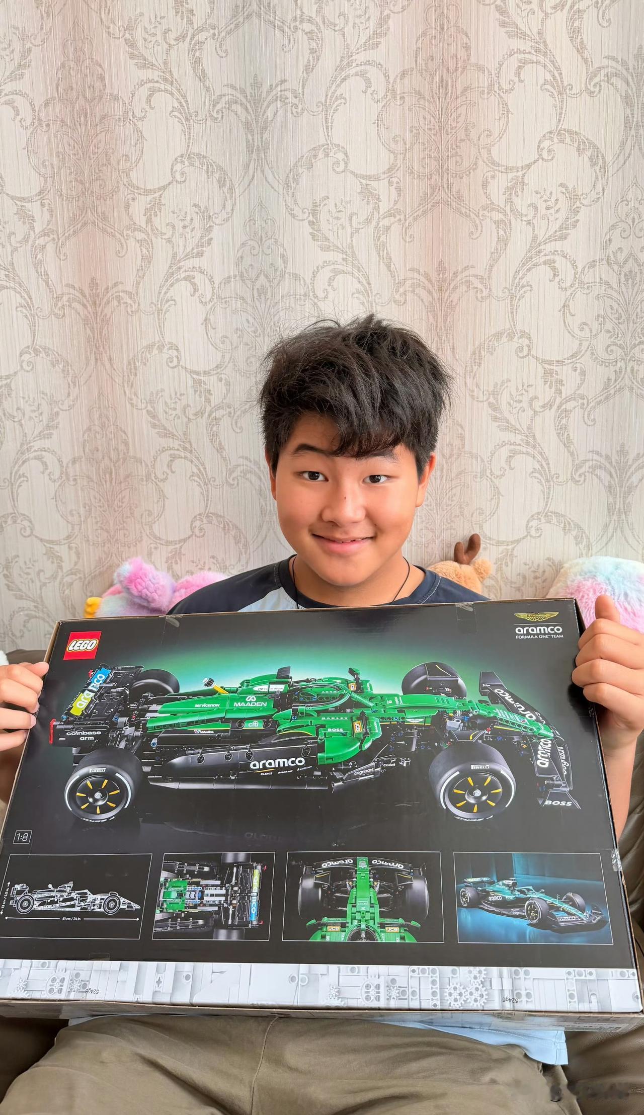 胡可晒二儿子近照！7月19日，胡可分享了二儿子小鱼儿的近照。小鱼儿提前收到生日