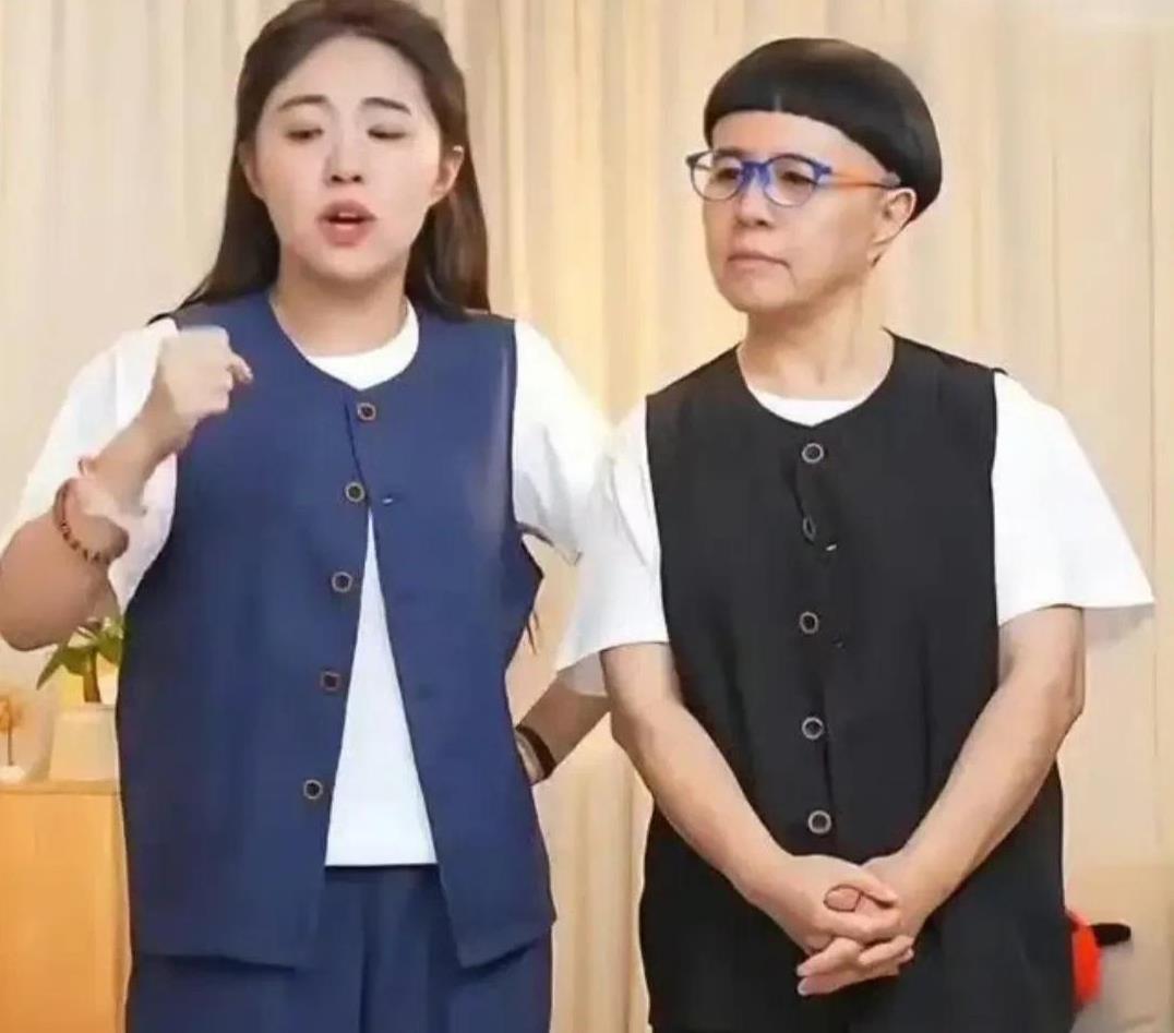 金龟子女儿账号粉丝200多万，一分钟视频报价却是15万，算是比较出名的网红啦！
