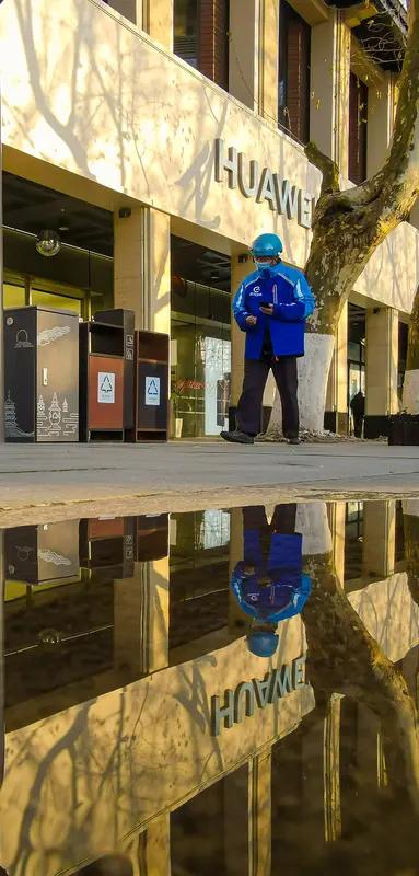 零下三十度中央大街，东北老哥裹着貂、蹬着大棉裤，刚想炫耀“咱这装备氪金玩家”，结