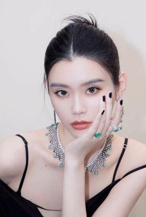 标题：奚梦瑶那22只金镯子挂脖子上，压出来的不是富，是四太把“自己人”三个字摆上