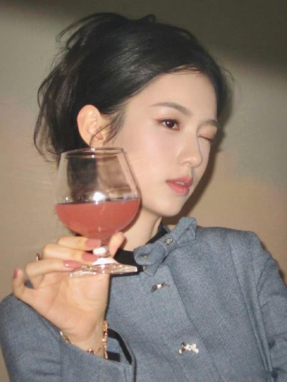 周也在北京光腿穿裙子周也 在北京的大冬天光腿短裙冻得通红也美得发光，美貌和敬业度