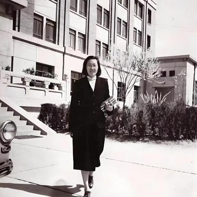 1956年，北大才女王承书一家登船回国，被美国工作人员要求开箱子、脱下衣服。没想