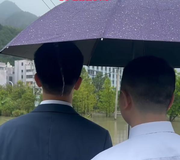 天有不测风云！浙江永嘉，新郎满心欢喜准备迎娶心上人，谁能想到，接亲的队伍刚走到半
