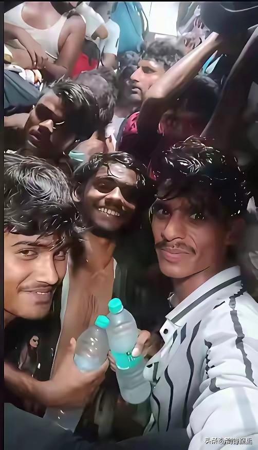 印度人确实平和40多度的天气，火车上没有空调，只有一把破电风扇所有汗流浃背，