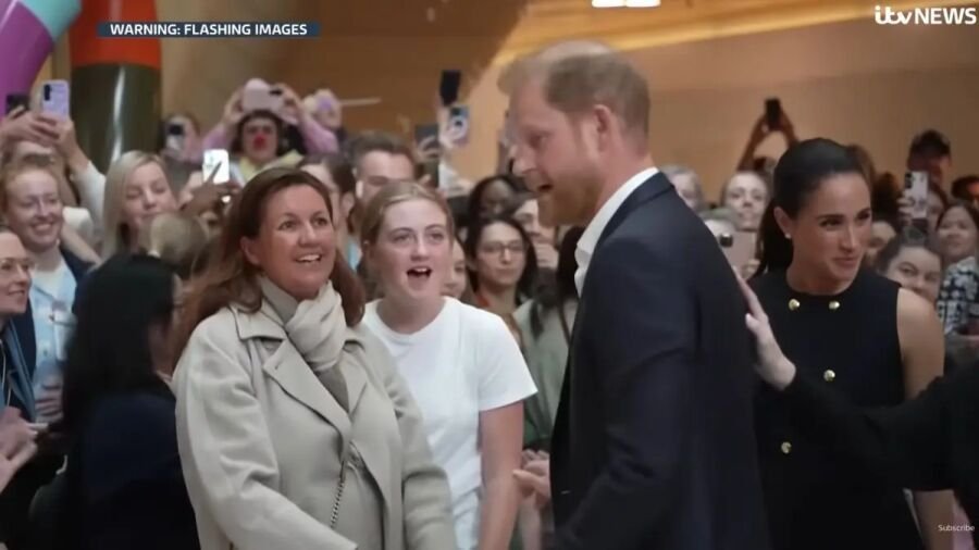 梅根澳洲行“凶狠眼神”全网疯传，王室前职员直呼PTSD：“她有精神病”