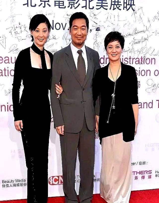 158厘米的邓婕和张国立、徐帆同框，硬是把高个子衬成了背景！看那张合影，一米七的徐帆和体格魁梧的男方