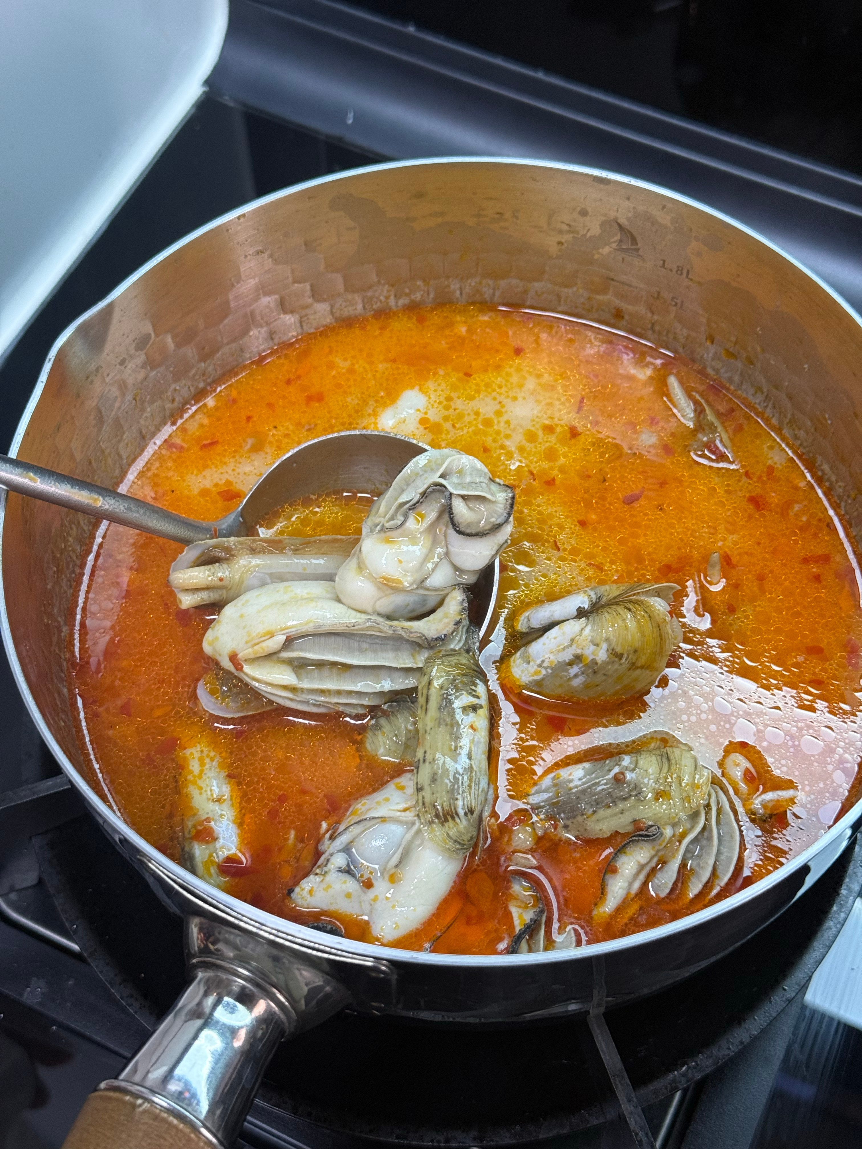 今天🈚️人约，自己买了糟粕醋的底料在家煮火锅，自己围在灶台吃火锅真的太方便了，