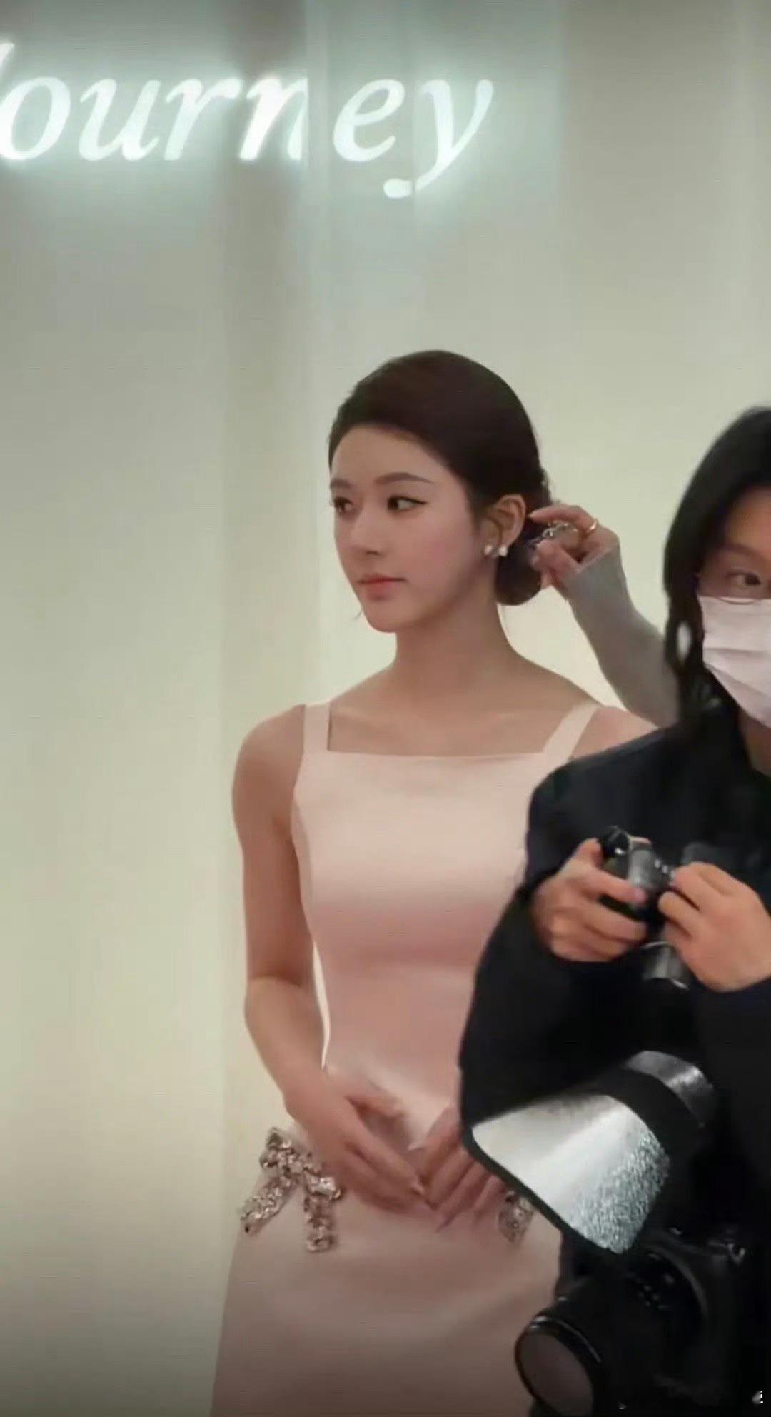 赵露思今天的活动新造型