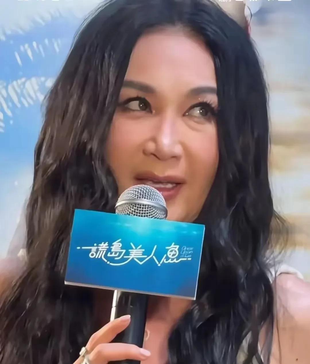 温碧霞终于舍得换发型了，数十年不变的中分长发早让大伙看腻了眼，也许是听从了粉丝