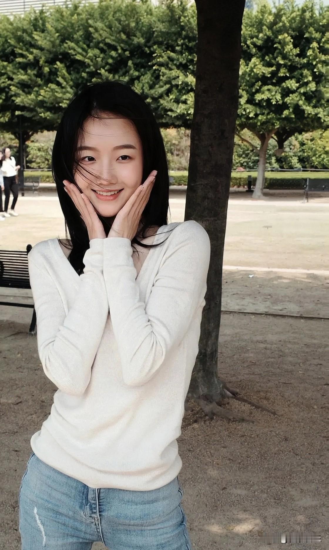阳光明媚的午后，小姐姐在公园里自拍，手托脸颊，笑得如此开心🌞💖自然美少女自拍