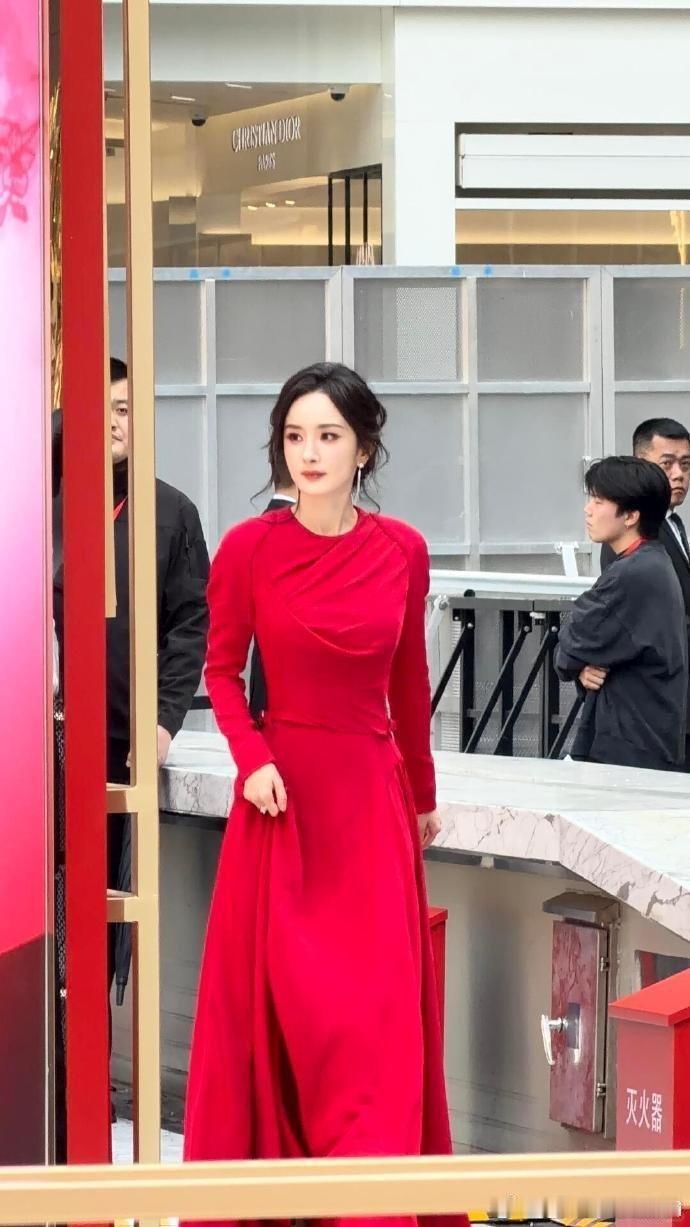 杨幂线下活动站姐出图和精修有差嘛简直是神来的