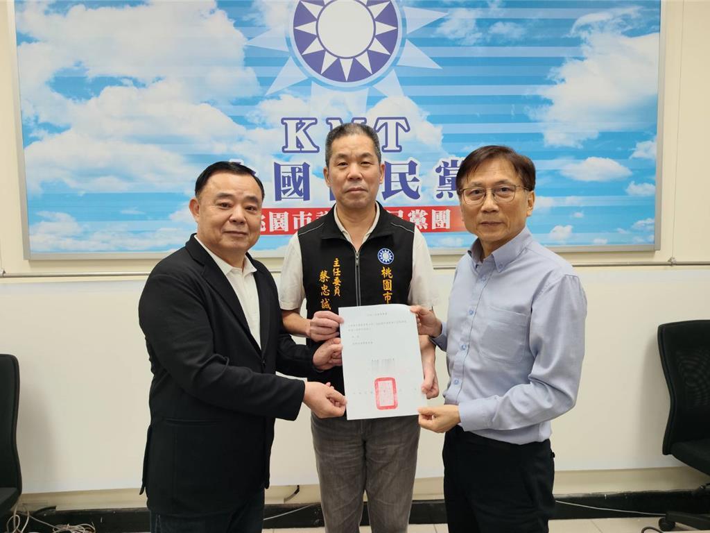 郑丽文深夜会见詹江村今将补件再披蓝袍国民党桃园市议员詹江村日前以“无党籍”登