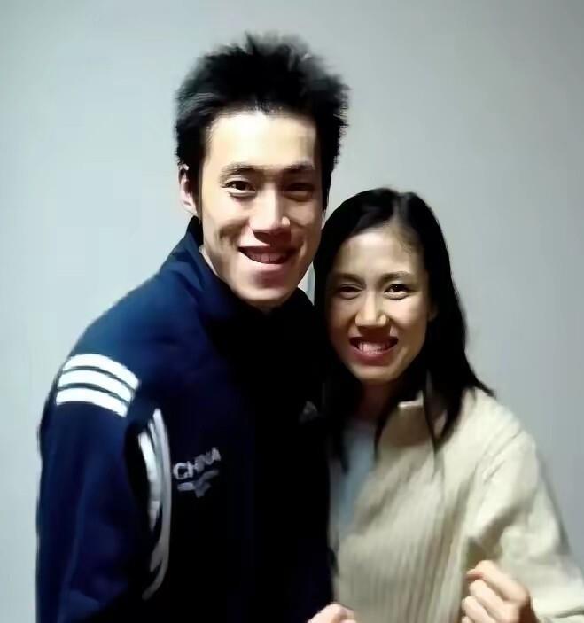 2007年，男排主力汤淼在训练中颈椎重伤，高位截瘫。那时他和周苏红结婚才半年。