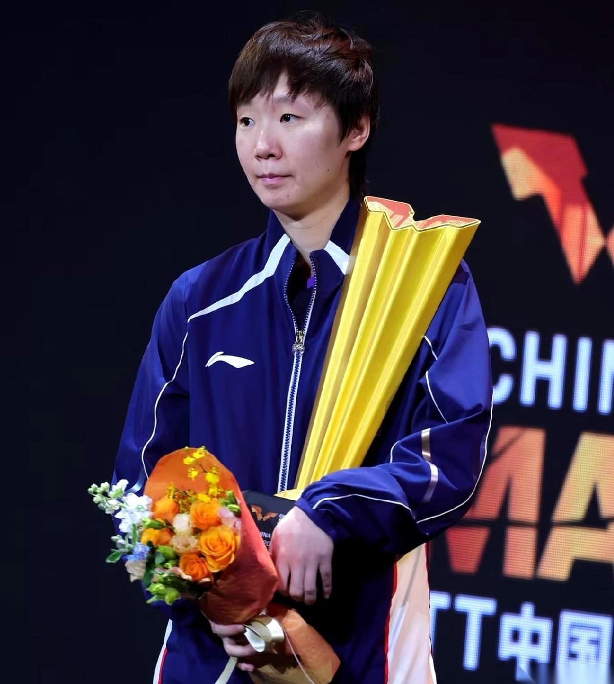 王曼昱中午救球滑倒，膝盖直接磕在了地板上。她揉着大腿和腰咬牙拿下了女双。央视