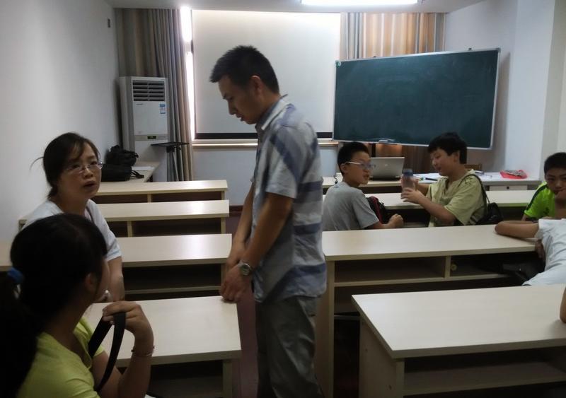 我们学校分来个外地老师，才上班两年，刚刚听说他要辞职了。这位男教师今年28岁，