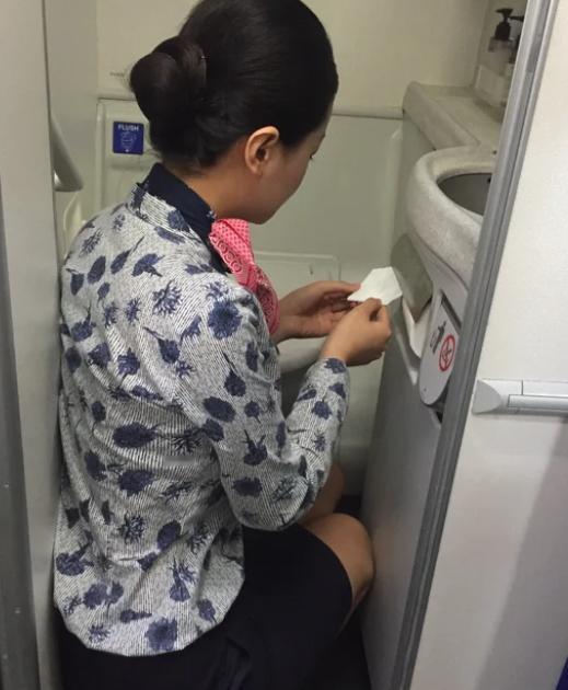 上周坐飞机，旁边的大爷抱怨：“这空姐咋一趟趟送水送饭，烦不烦？我刚睡着就被叫醒。