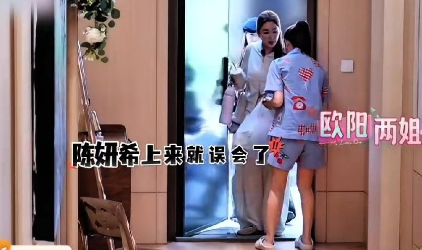 见过空手去蹭饭的，你见过一家四口连个塑料袋都不拎，就去闺蜜家做客的吗？这心是得有多大啊！最近欧阳妮妮
